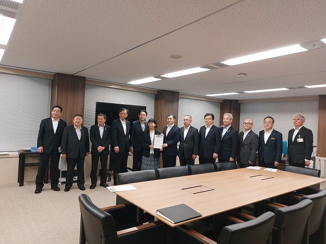 子ども家庭庁官 渡辺 由美子 様