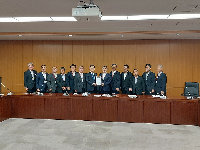 文部科学大臣政務官 赤松 健 様