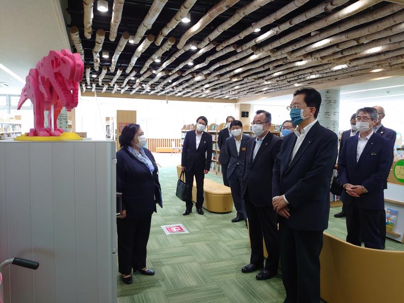 図書館見学の様子