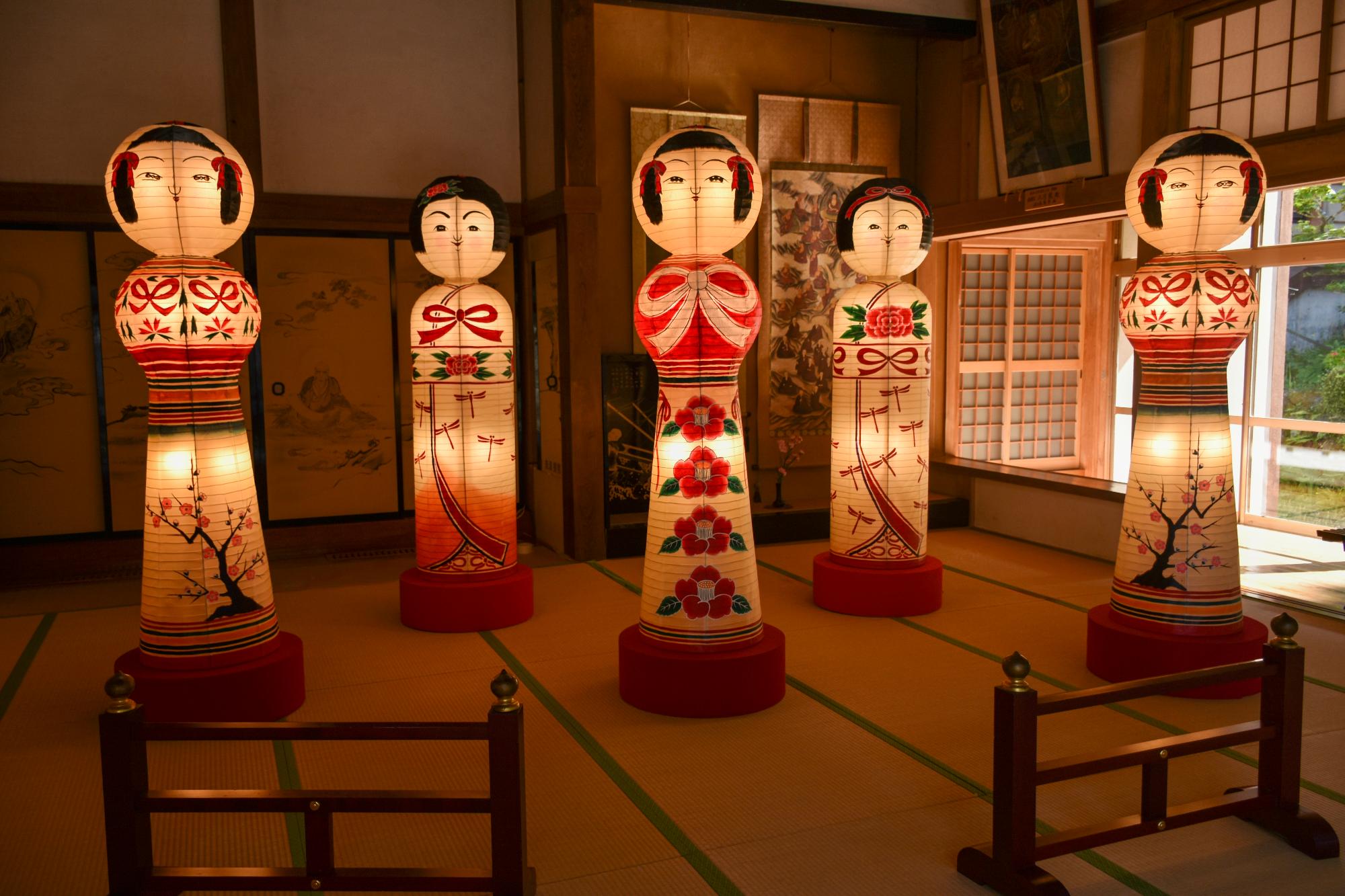 長福寺に飾られた5体のこけし灯篭