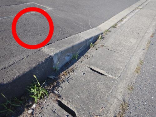 道路端の用水路の箇所で段差が解消されている状態に丸印が付いている写真