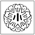 等間隔に欠けた円の上にある桜の花に小という漢字が書かれた校章のイラスト