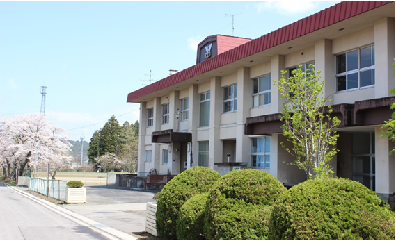 赤い屋根をした2階建て校舎の外観の写真