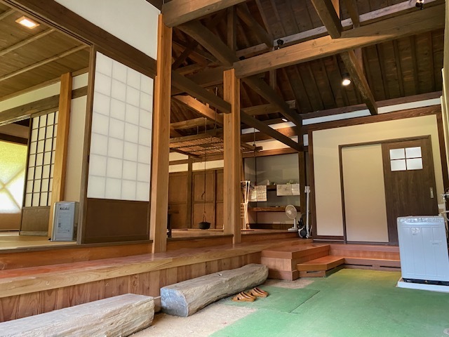 木造家屋の玄関から各部屋が見渡せる写真