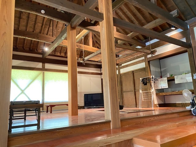 屋内から梁や三角屋根の内側が見える写真