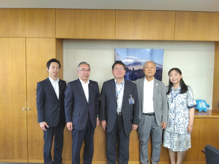 環境省上田事務次官 写真中央