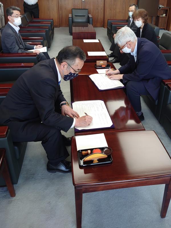調印の様子.jpg