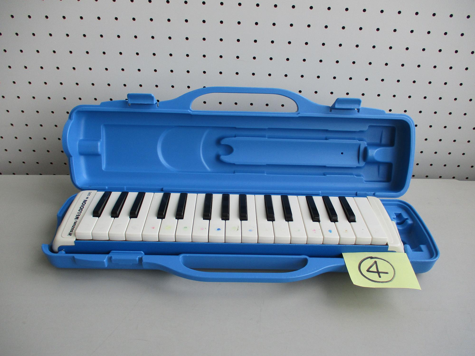 4と書かれた付箋が付いた鍵盤ハーモニカの写真