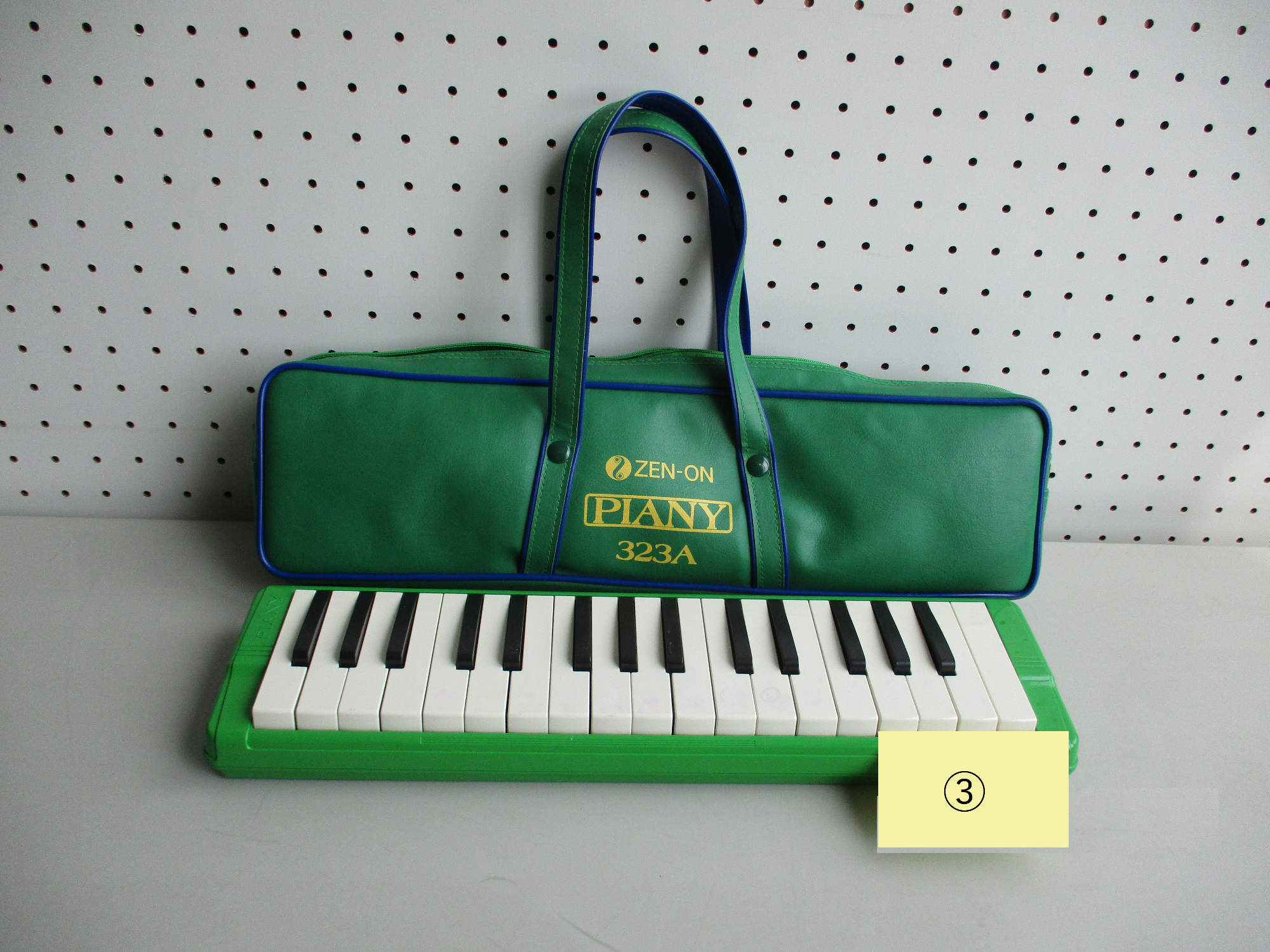 3と書かれた付箋が付いた鍵盤ハーモニカの写真
