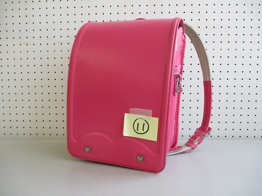 9と書かれた付箋が付いたピンク色のランドセルの写真