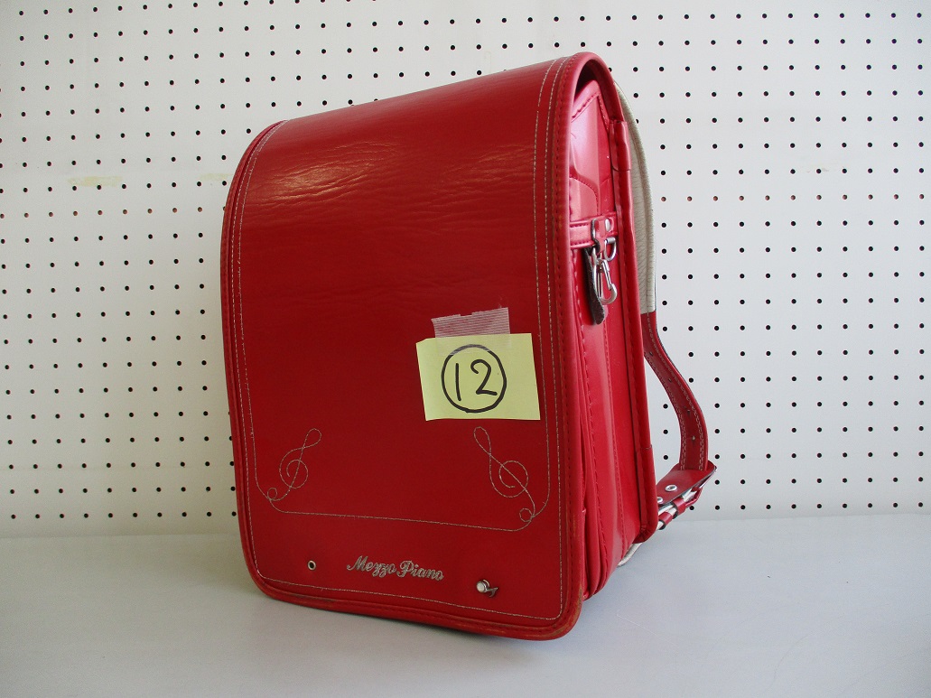 12と書かれた付箋が付いた赤いランドセルの写真