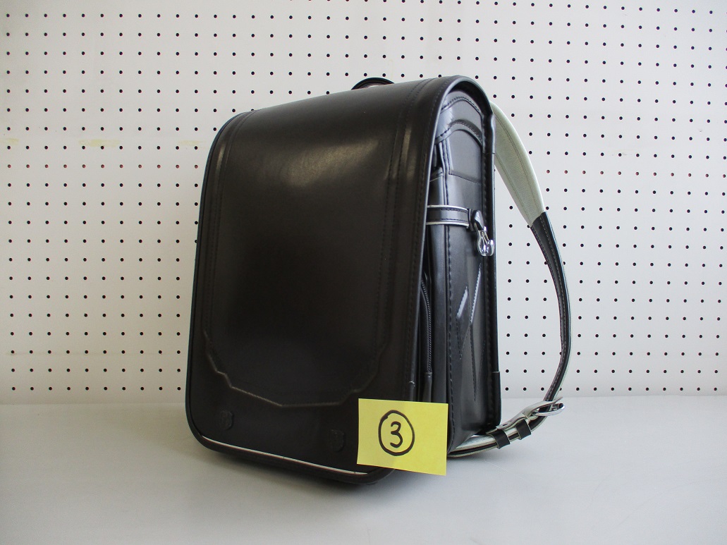 3と書かれた付箋が付いた黒いランドセルの写真