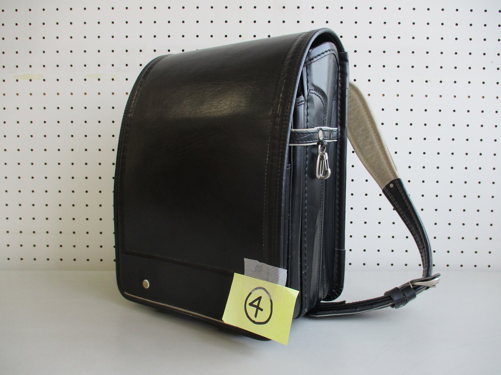 4と書かれた付箋が付いた黒いランドセルの写真