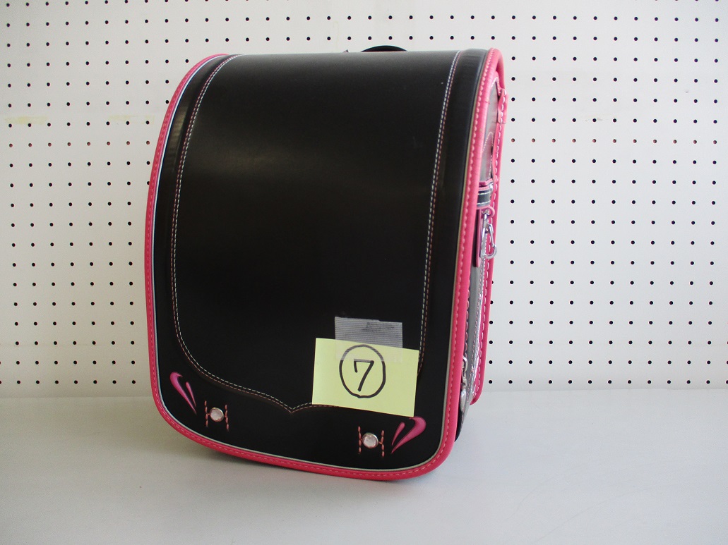 7と書かれた付箋が付いた赤い縁が付いた黒いランドセルの写真