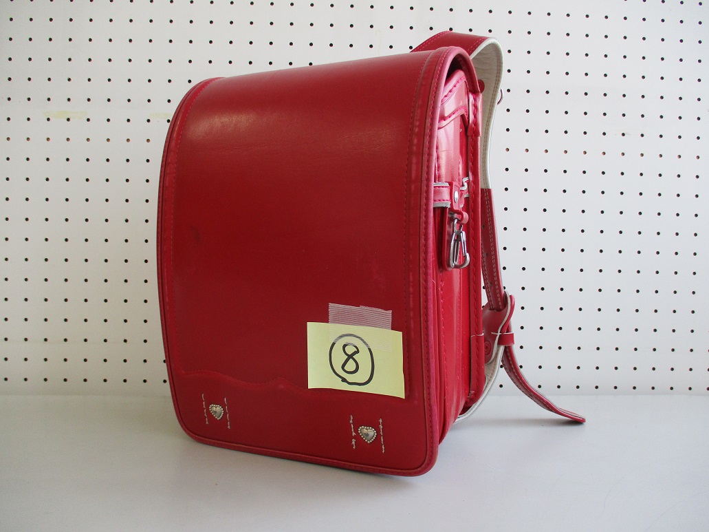 8と書かれた付箋が付いた赤いランドセルの写真