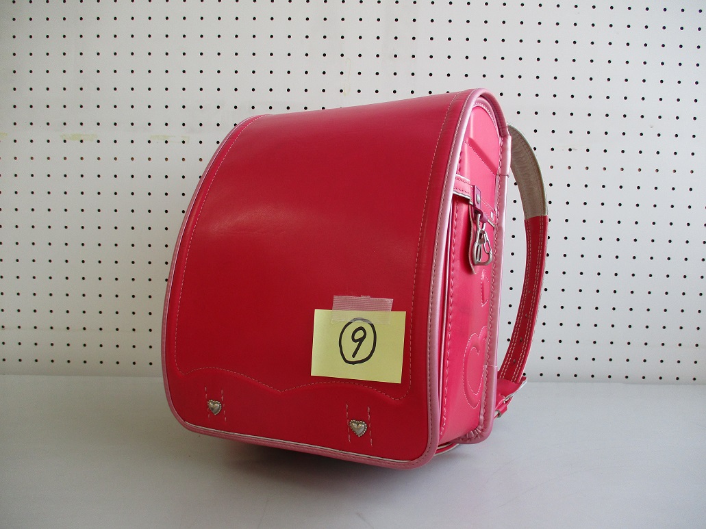 9と書かれた付箋が付いた赤いランドセルの写真