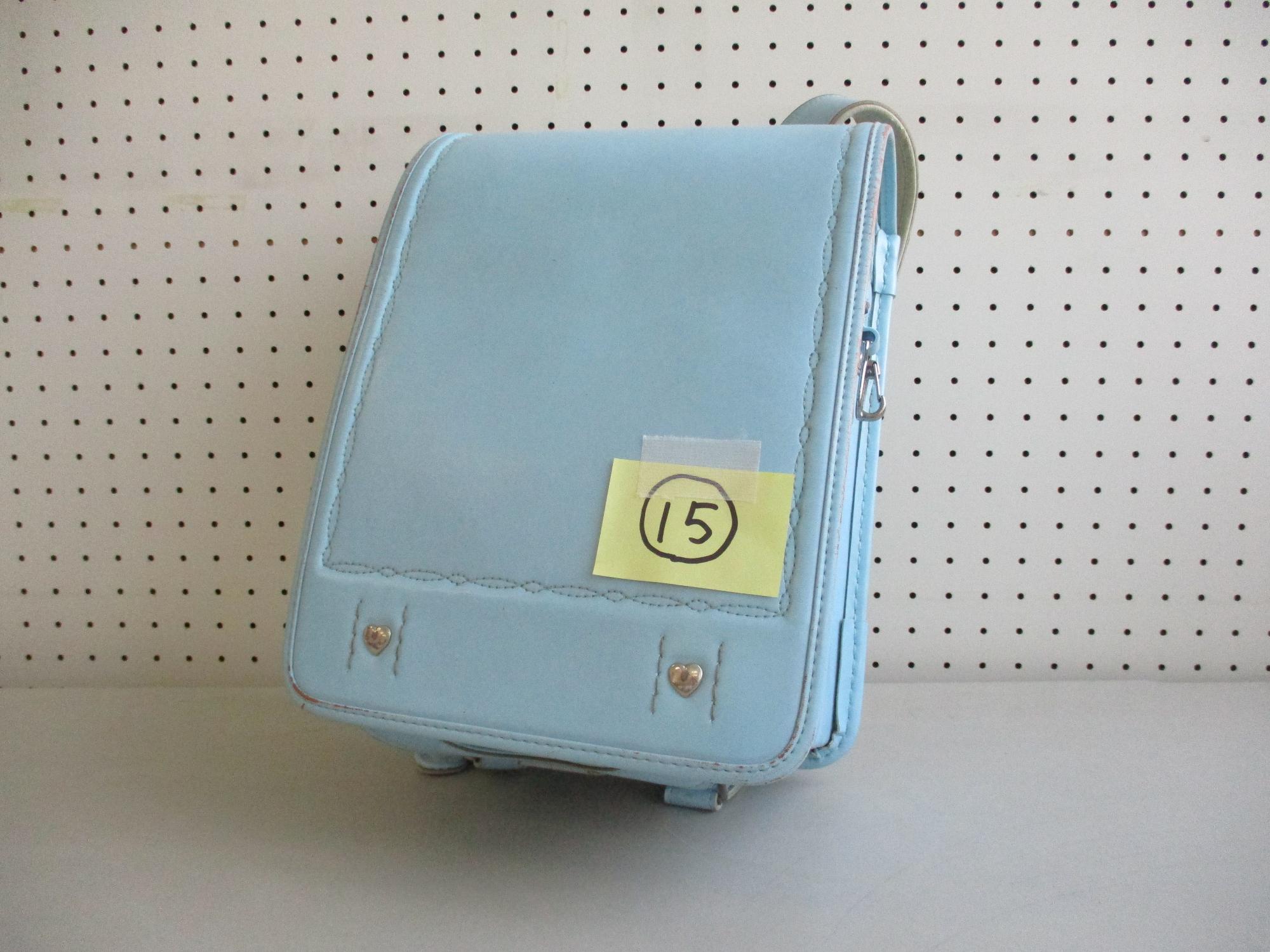 15と書かれた付箋が付いた水色の女の子向けのランドセルの写真