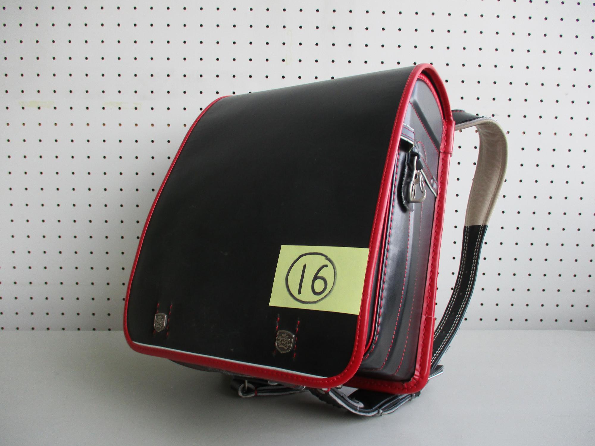 16と書かれた付箋が付いた黒いランドセルの写真