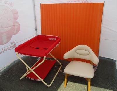 パーティションと台と椅子が置いてあるテント内の写真