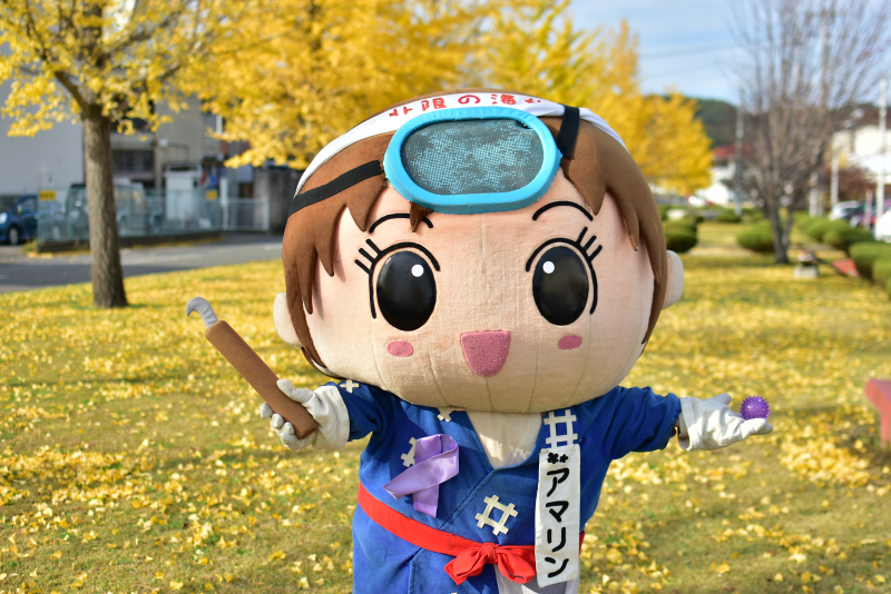 「アマリン」と名札のついた海女姿の着ぐるみの写真