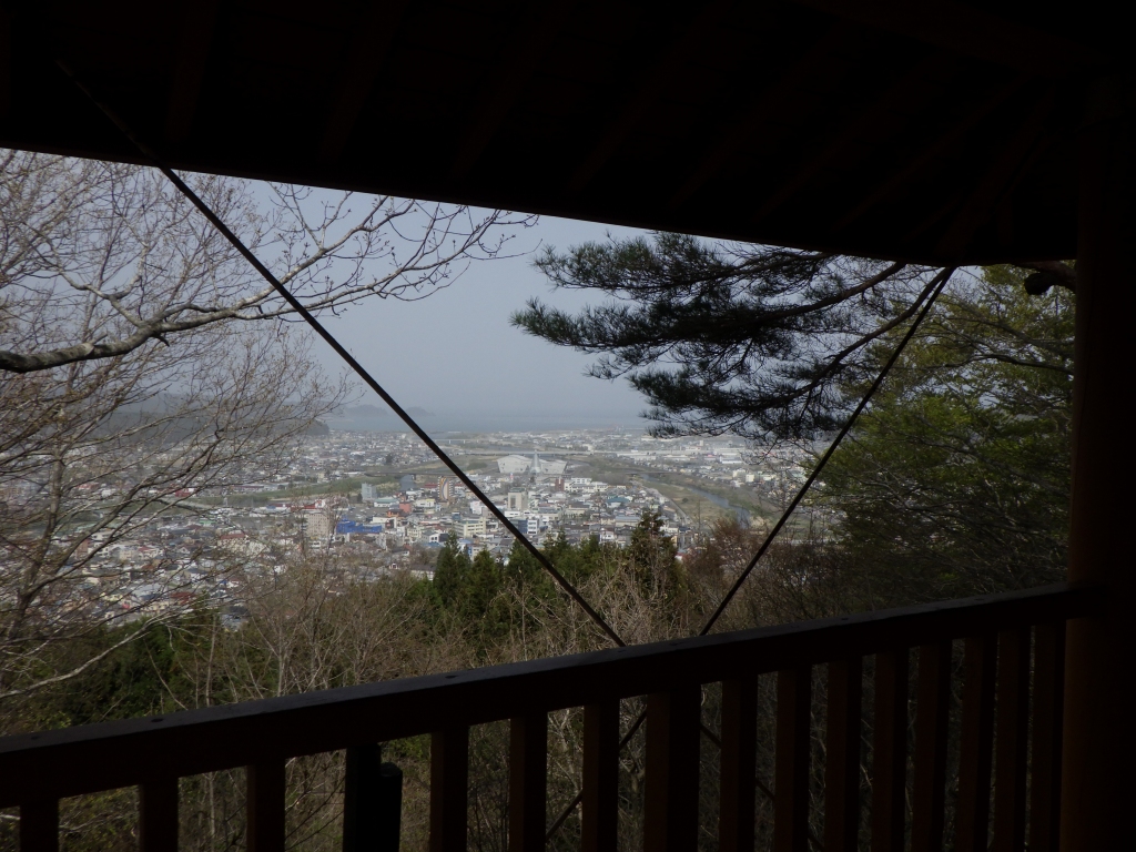 展望台から町と景色を眺めている写真