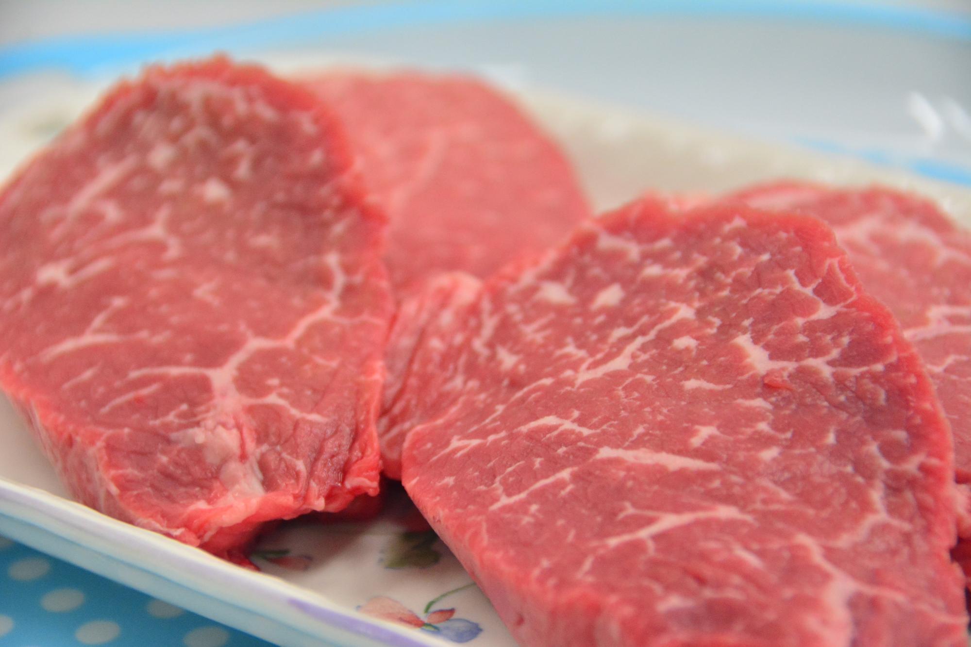 赤身が多く少し厚めに切られている肉が皿に盛られている写真