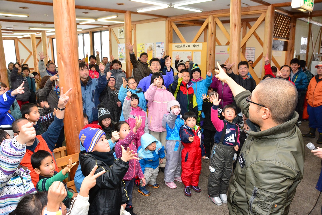 手前の人と参加者たちがじゃんけんをしている写真