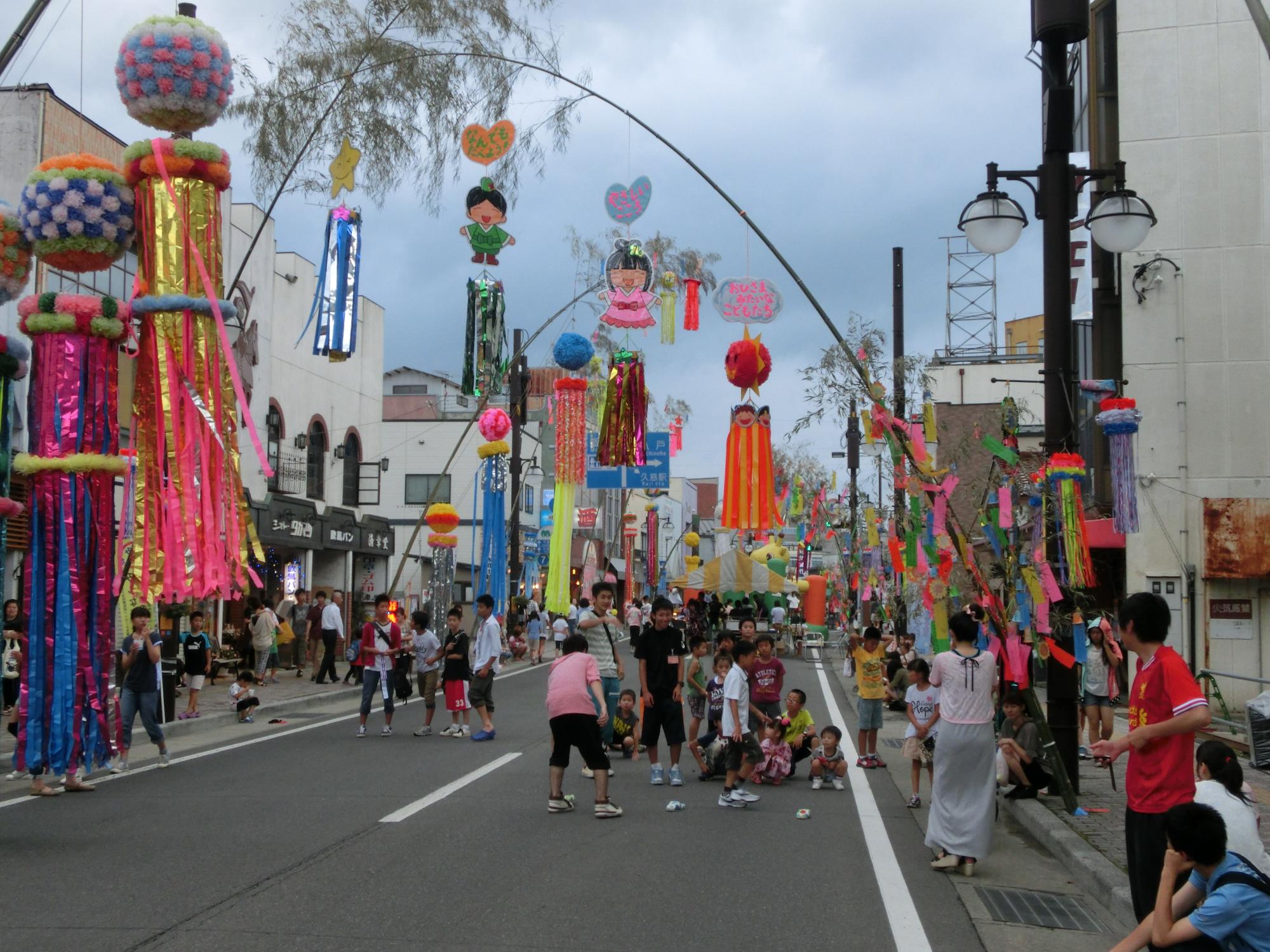 道路上に笹飾りが大量に吊られている写真