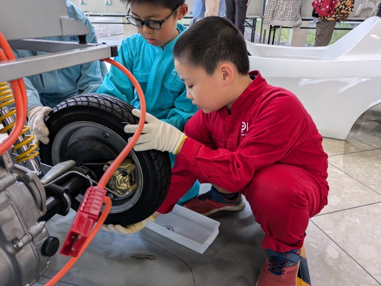 PIUSの整備体験をしている子供