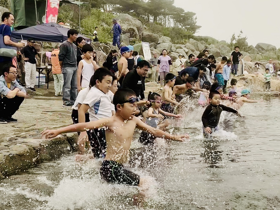子供たちが一斉に水場へなだれ込んでいる写真