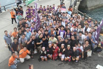 見下ろし視点の撮影カメラを見たりポーズをとっている人たちの写真