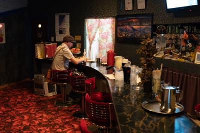 バーで飲食をしている男性の写真