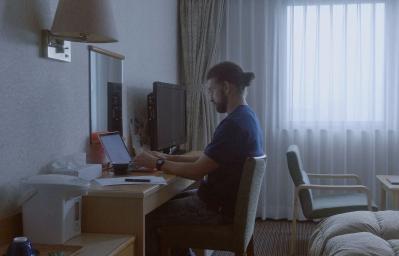 部屋の中でパソコン作業をしている人の写真