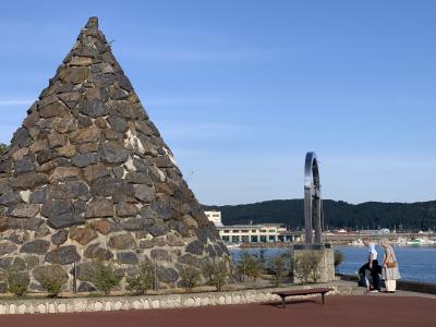 海辺の付近でピラミッド状に積み上げられた石の写真