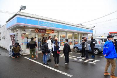 ローソンの入り口付近に人が集まっている写真