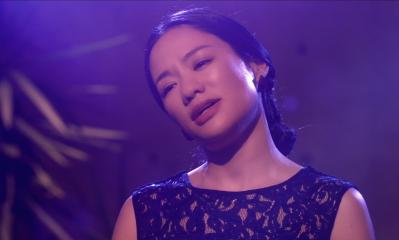 女性が悲しそうな表情をしている写真