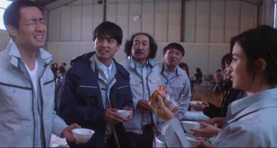 作業着を着た人たちが話し合いをしている写真