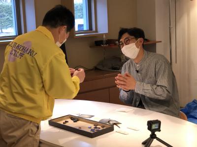 琥珀でアクセサリー作りを楽しむ天津木村さん