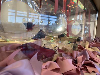 金魚鉢が横に並んでいるその手前にたくさんのリボンが配置されている写真