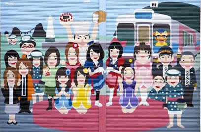 アイドルやパン屋、電車などが書かれたシャッターアートの写真