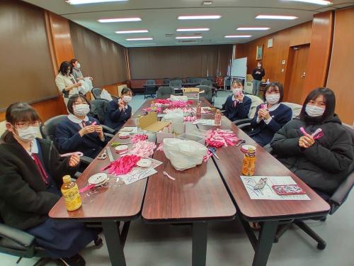 女子生徒たちが作ったリボンを手に持っている写真