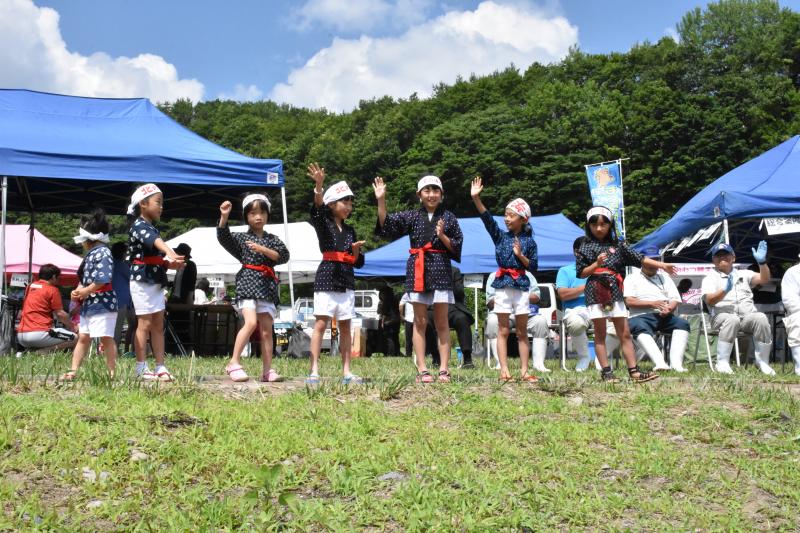 海女の格好をした子供たちの写真