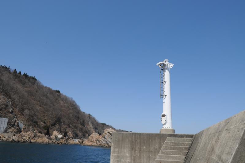 防波堤のそばに設置された灯台の写真