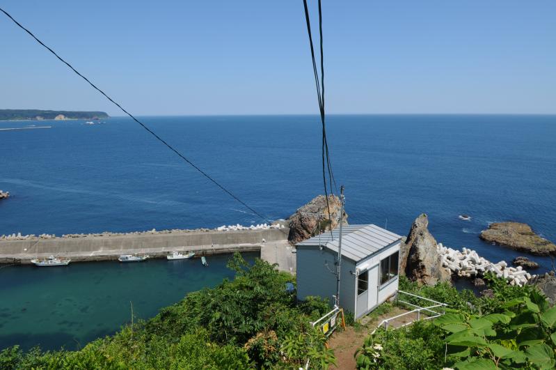 海辺に立てられた小さい小屋の写真