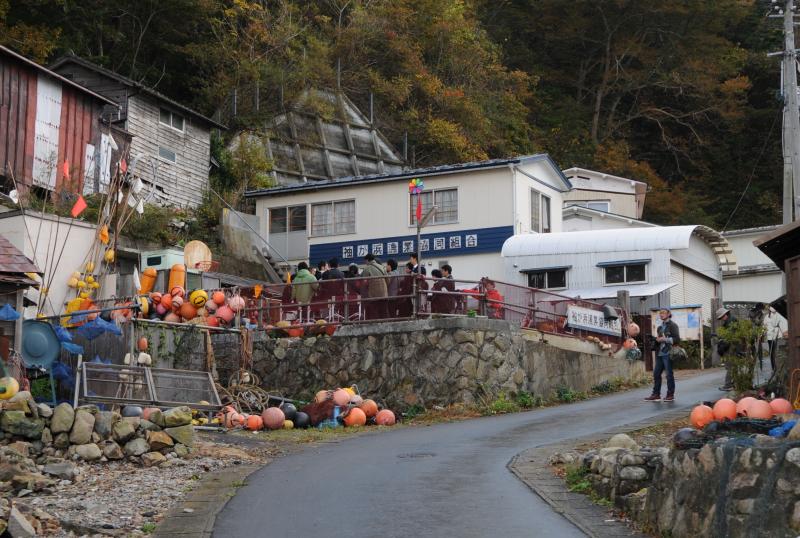 袖が浜漁業協同組合と書かれた建物の近くで集まっている人たちの写真