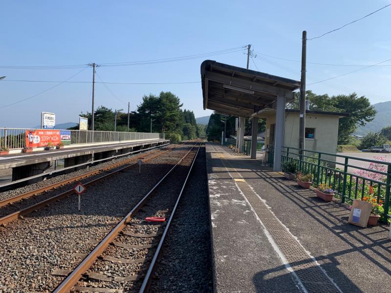 駅舎付近に屋根がある駅のホームの写真