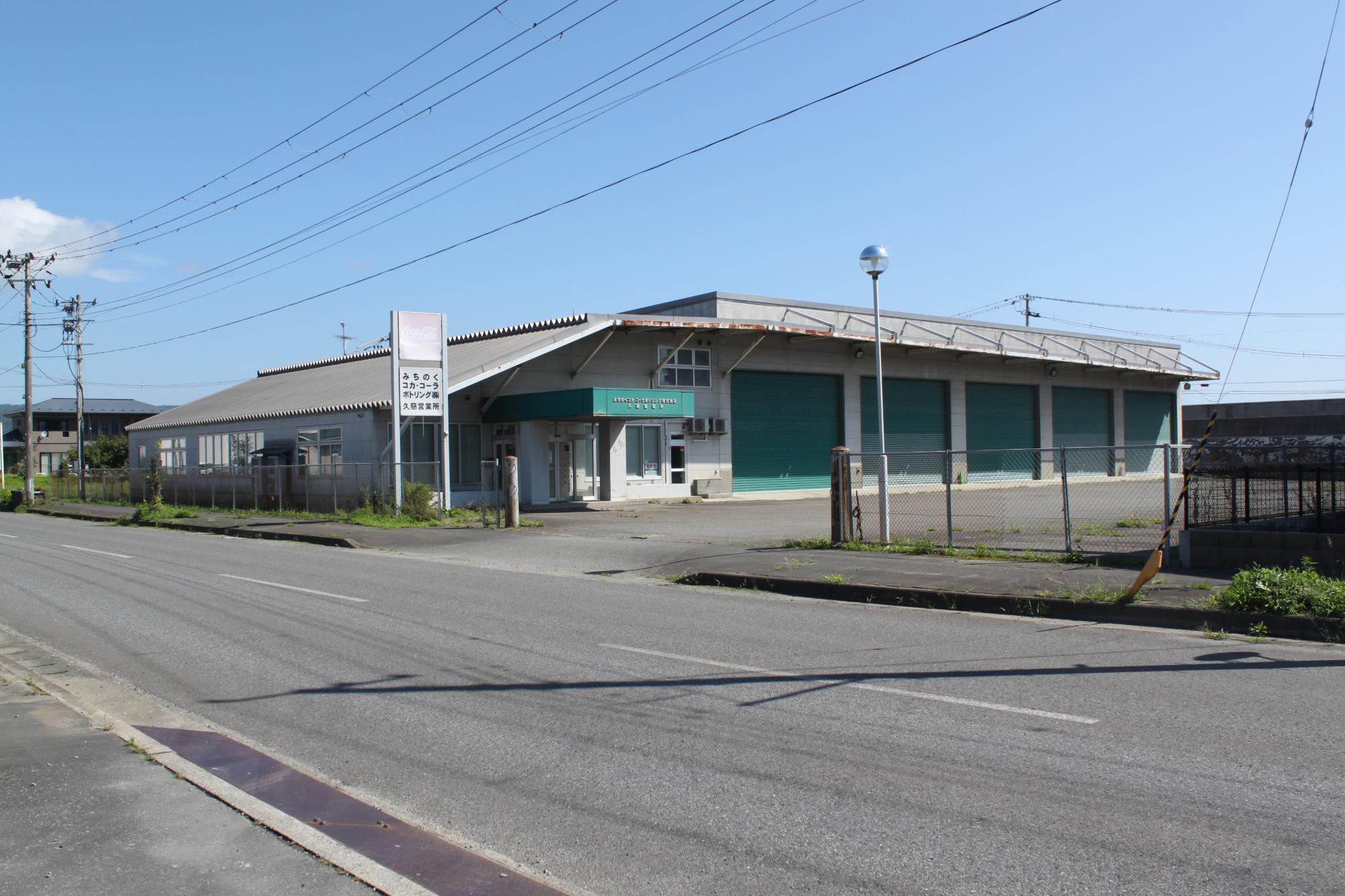道路に面している平屋建ての建物の外観の写真