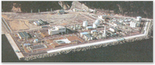 海に隣接して建物が複数建てられている敷地を上空から撮影した写真