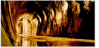 床が水たまりになっているトンネルの写真