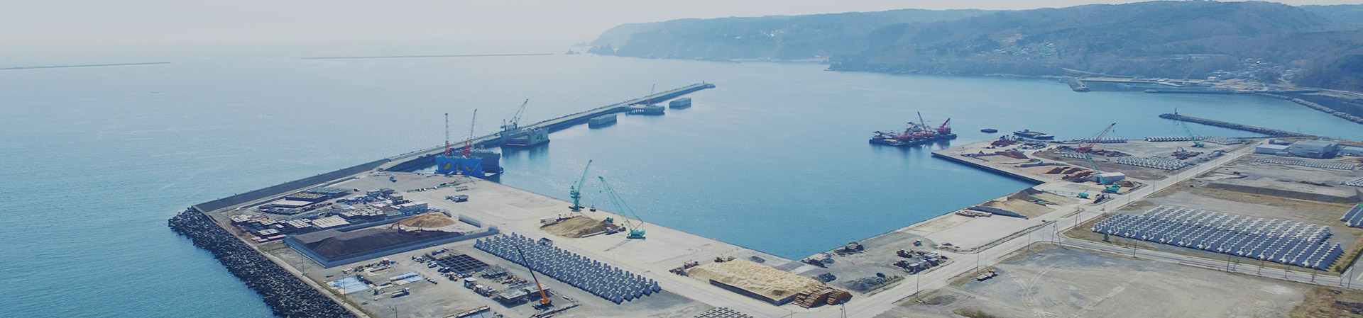 人工の岬で工業がおこなわれている写真